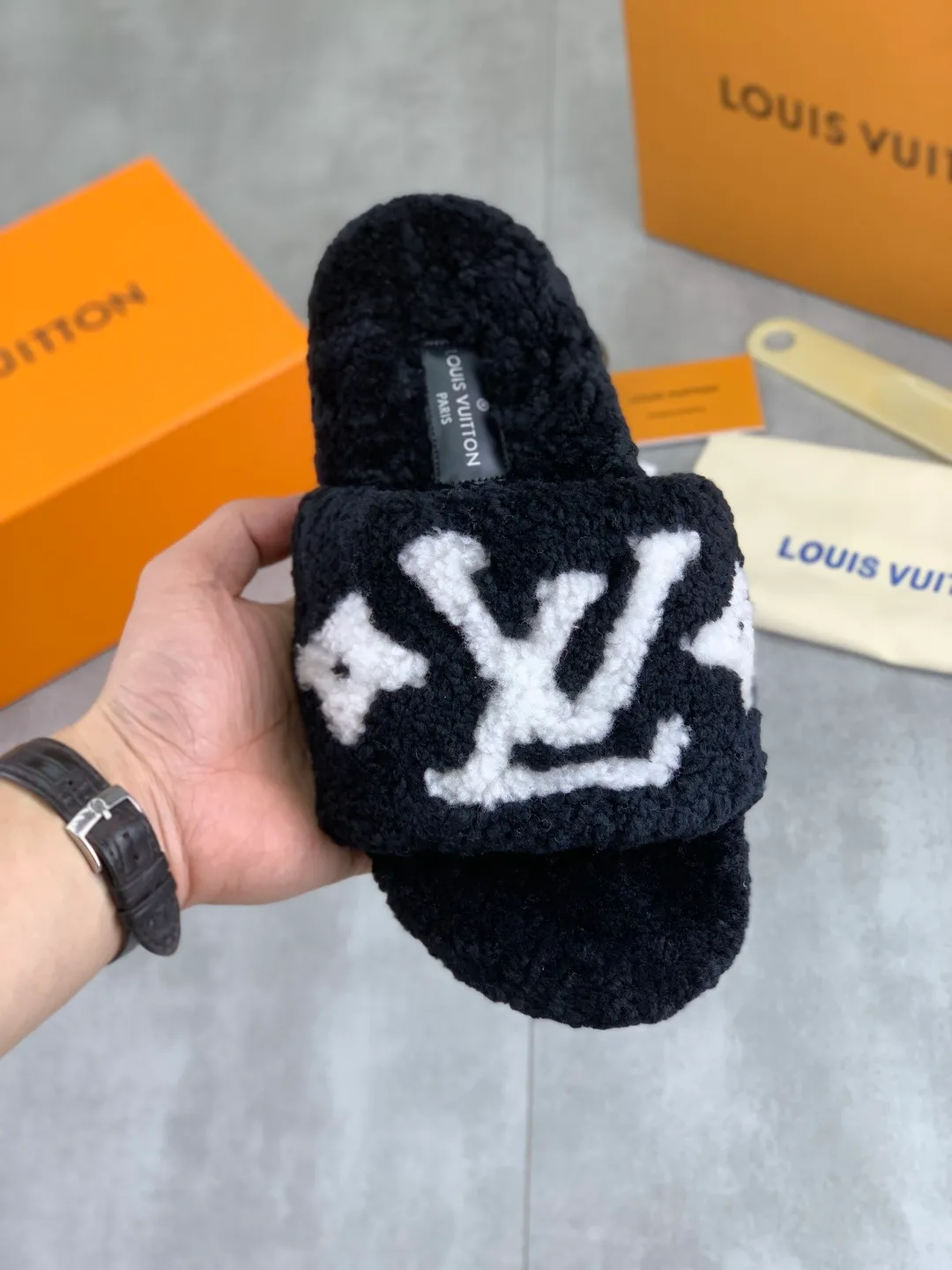 Men's Men's Shoes 💰P420 New L*V Donkey Brand 25WF New Autumn and Winter Furry Slippers When LV's classic genes collide with the soft warmth of autumn and winter, this pair of furry mops is destined to become a fashionable autumn and winter essential item. What strikes me at first glance is the elegant design ingenuity. The inspiration of the wallet element is integrated into the fashionable and retro feel, as if the elegance of exquisite storage is worn on the feet. The iconic Monogram pattern is looming, and it is more low-key and high-end under the soft plush wrap. Every step brings out the brand's unique classic aura. The touch is even more irresistible - the high-quality fluff is thick and fluffy, warming you from the toes to the bottom of your heart like stepping into a freshly basked cloud. Even in the early morning when the temperature is cooling down, there will be no chill when you just put your feet in. This pair of slippers can accurately control the feeling of relaxation at home or the lazy style when going out. size：35-41